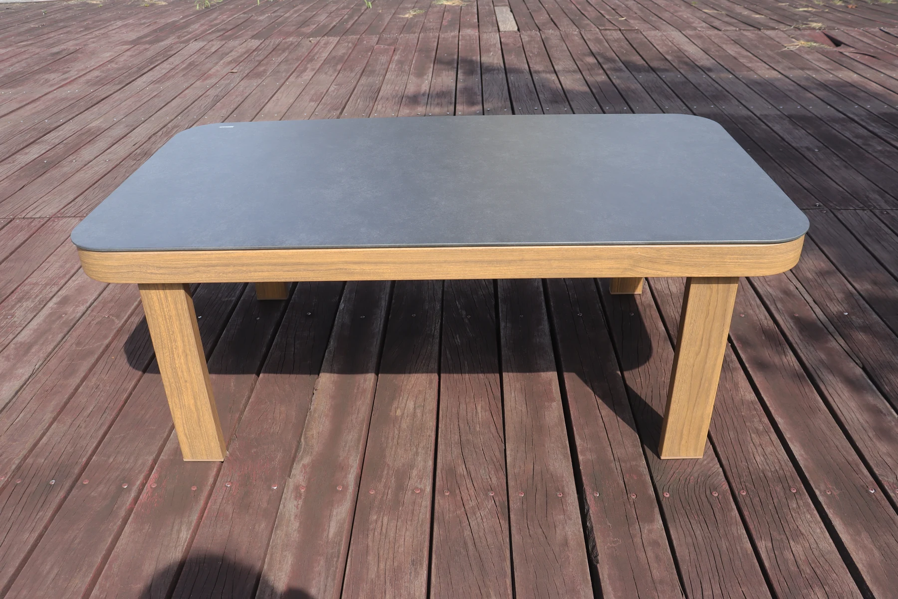 Rope Outdoor Sofa Set: Coffee table top and rounded corner detail